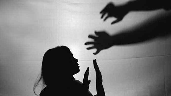 শিশুকে ধর্ষণের পর হত্যা, অভিযুক্তের বাড়িতে জনতার আগুন; অবরুদ্ধ ওসি